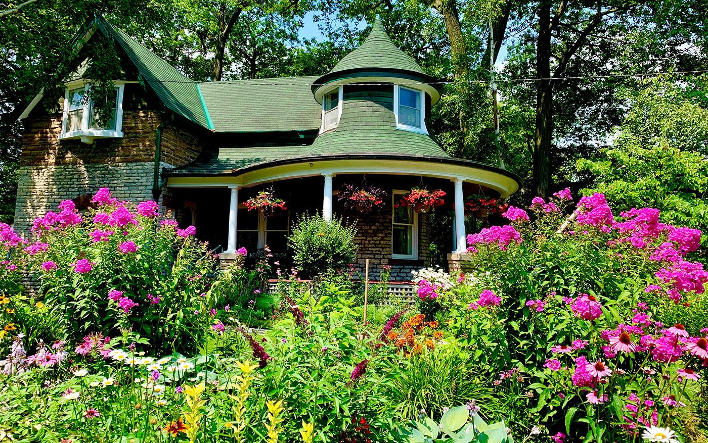 12 Essential Plants for a Beautiful English Cottage Garden